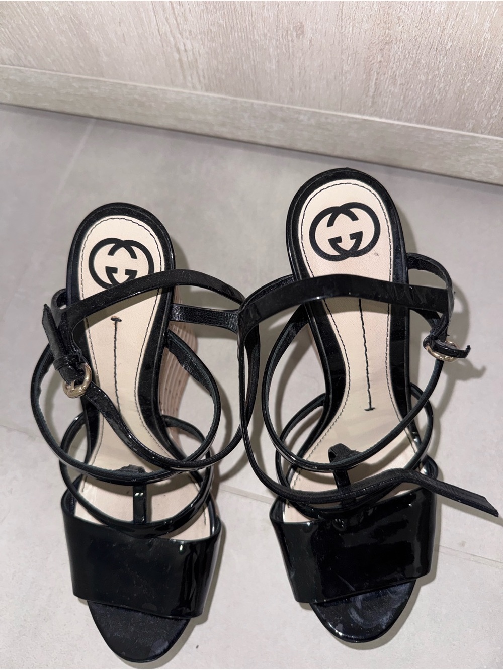 Gucci Black Patent Strappy Platform Sandals with Cork-Style Wedge - Picture 2 of 4